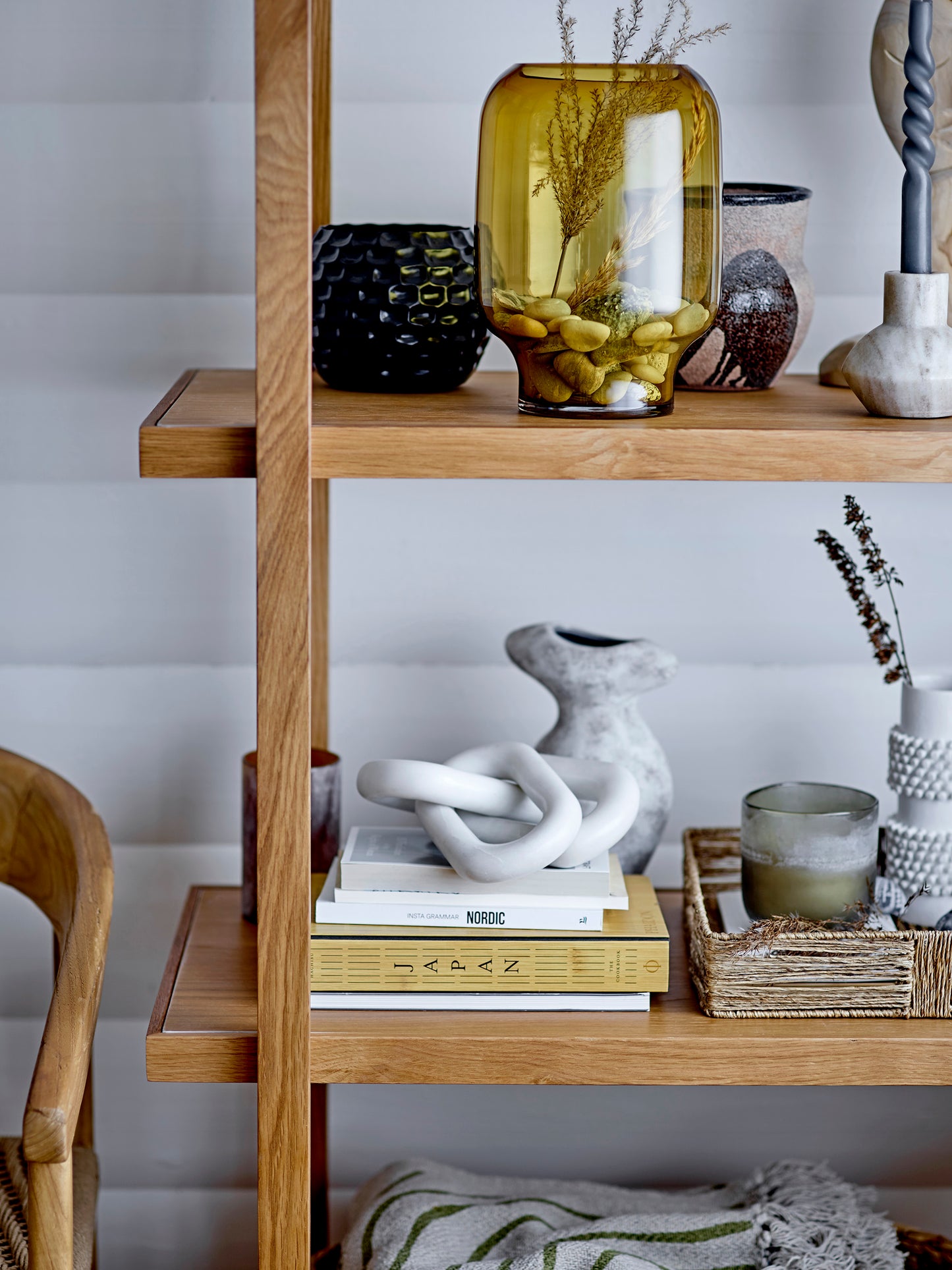 Serene dekorativ marmor skulptur brukt som moderne detalj på hylle