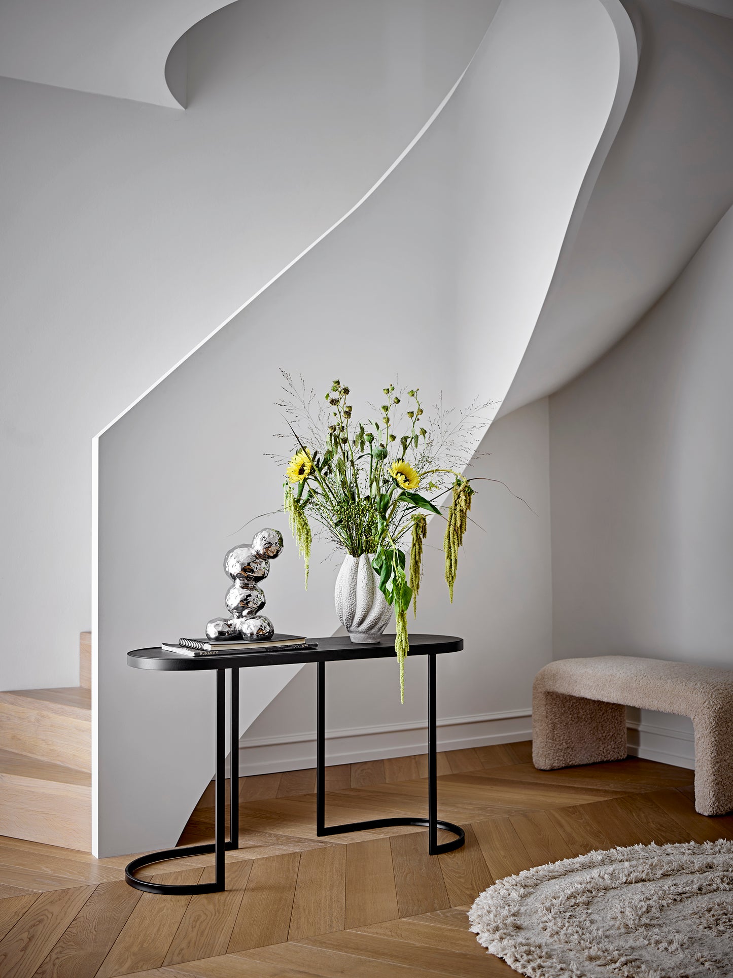 Mikkie Deco figur sett fra siden – organisk form med blank kromfinish