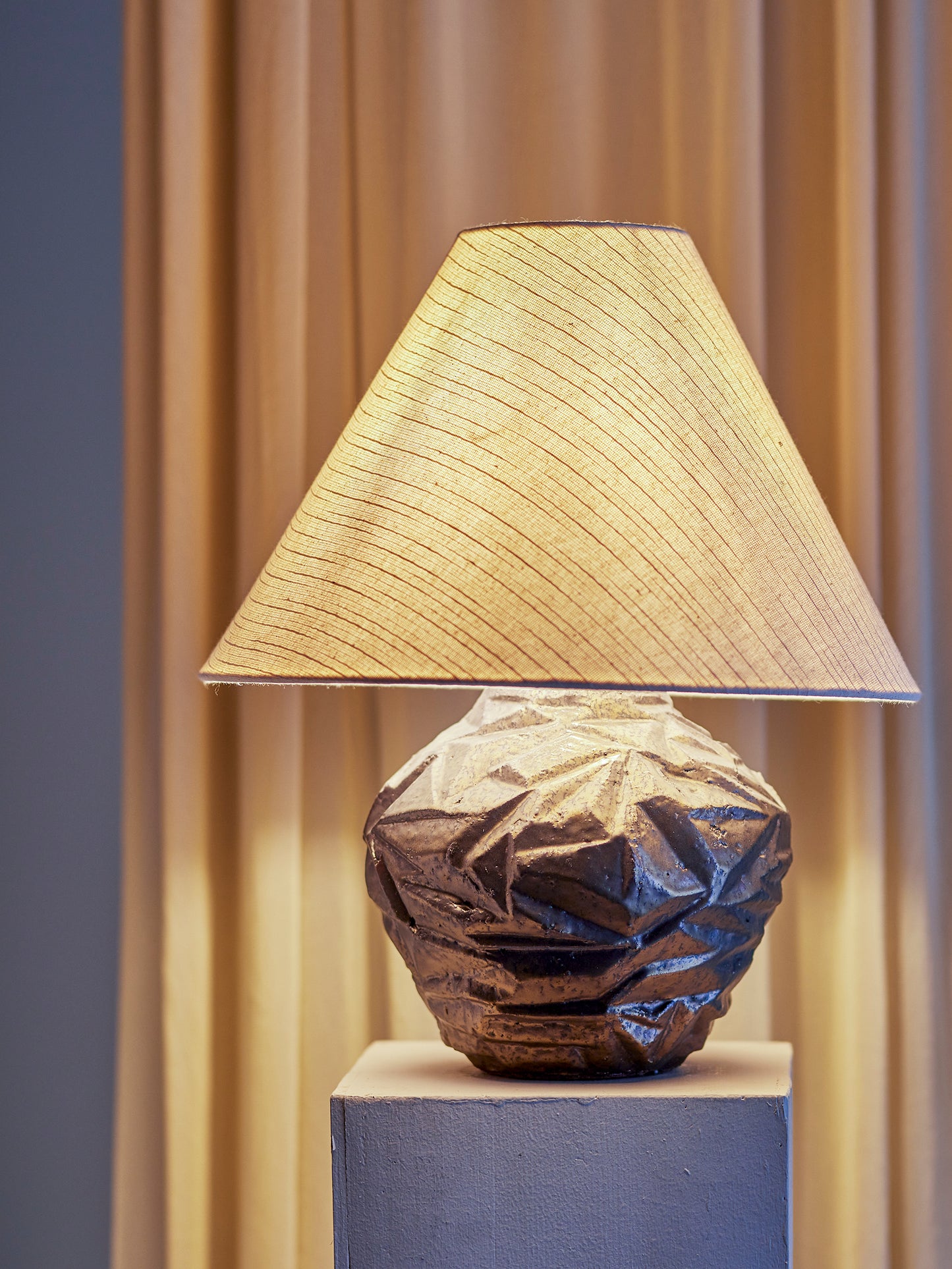 Allegra Bordlampe, Brun, Steingods