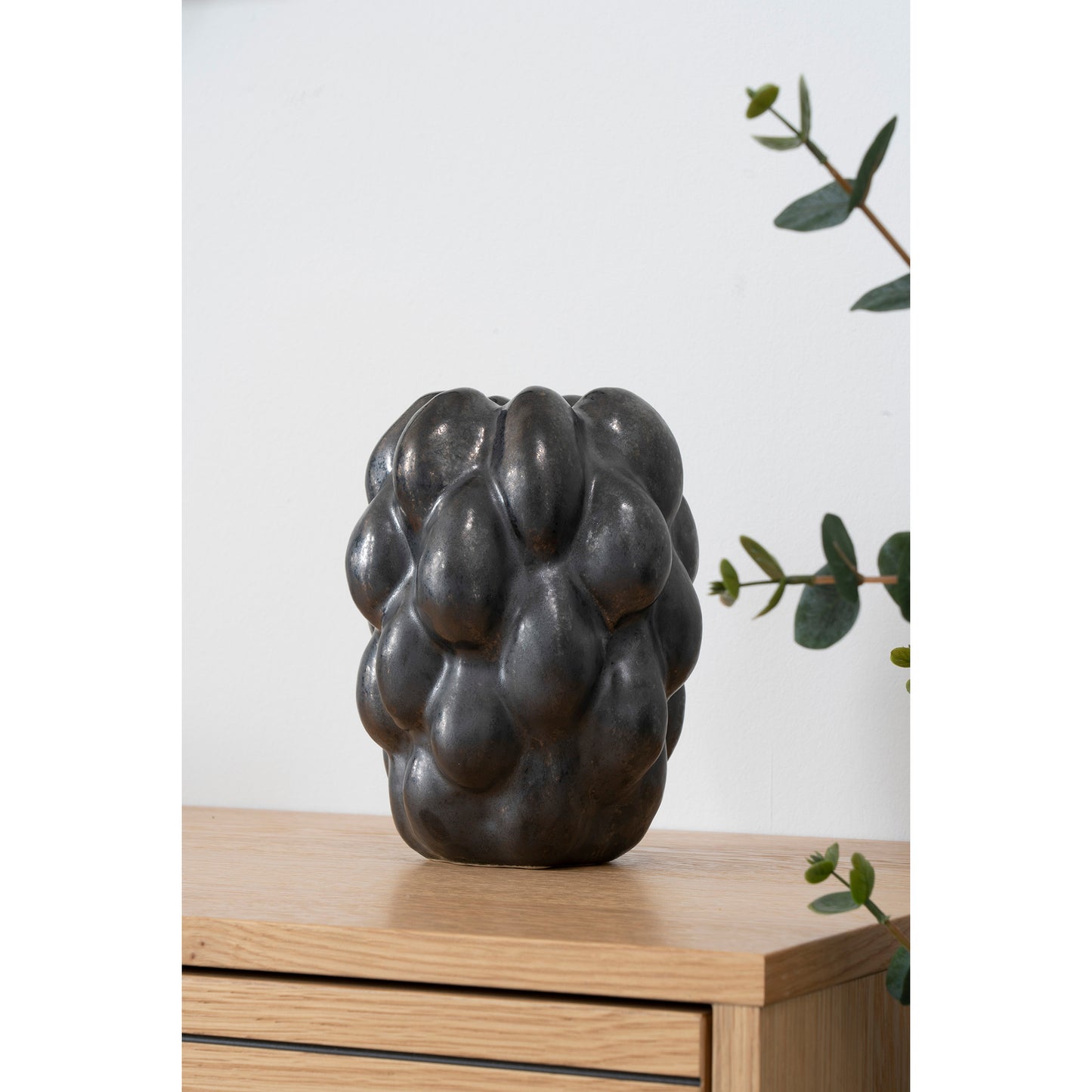 Vase i svart steintøy