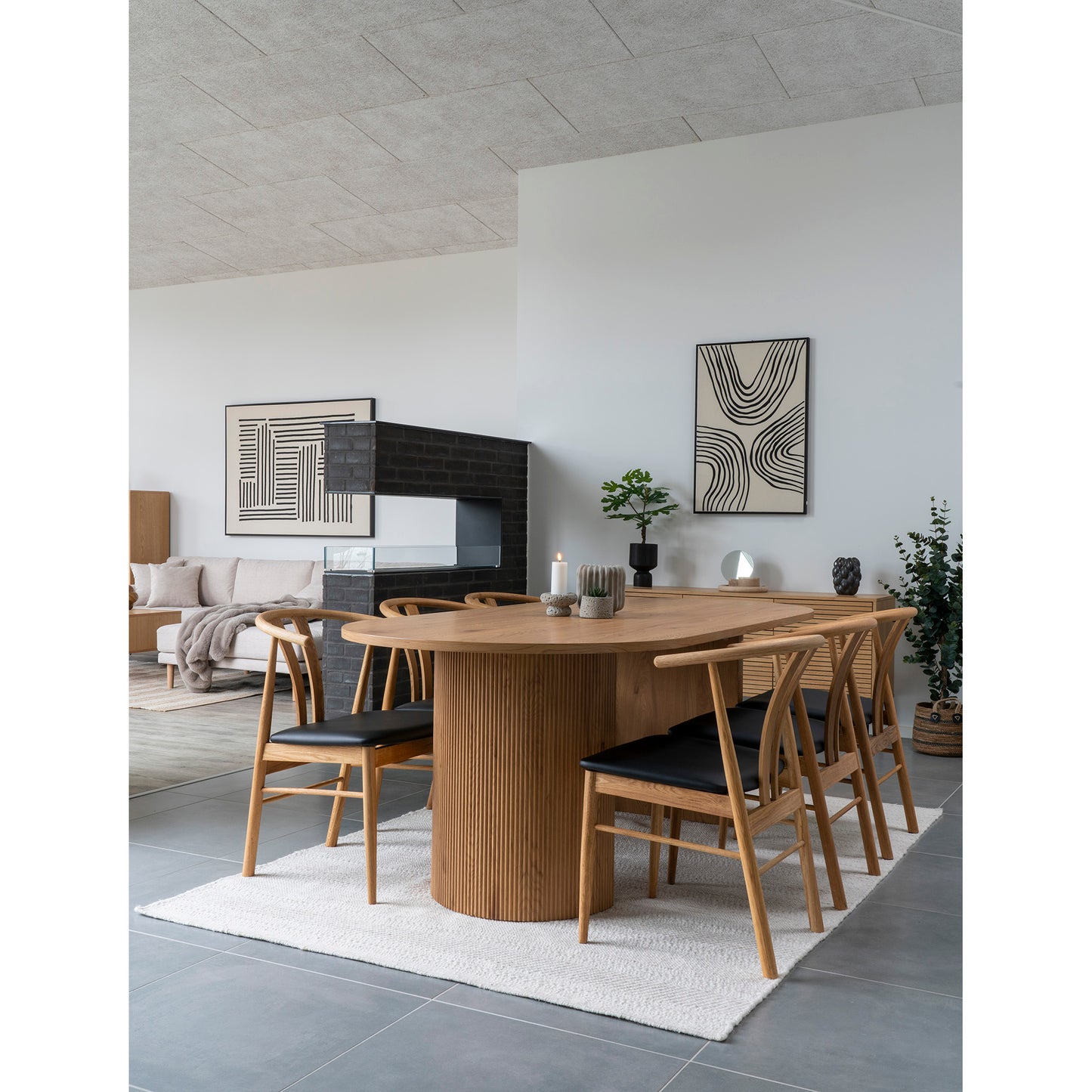 Vase i svart steintøy
