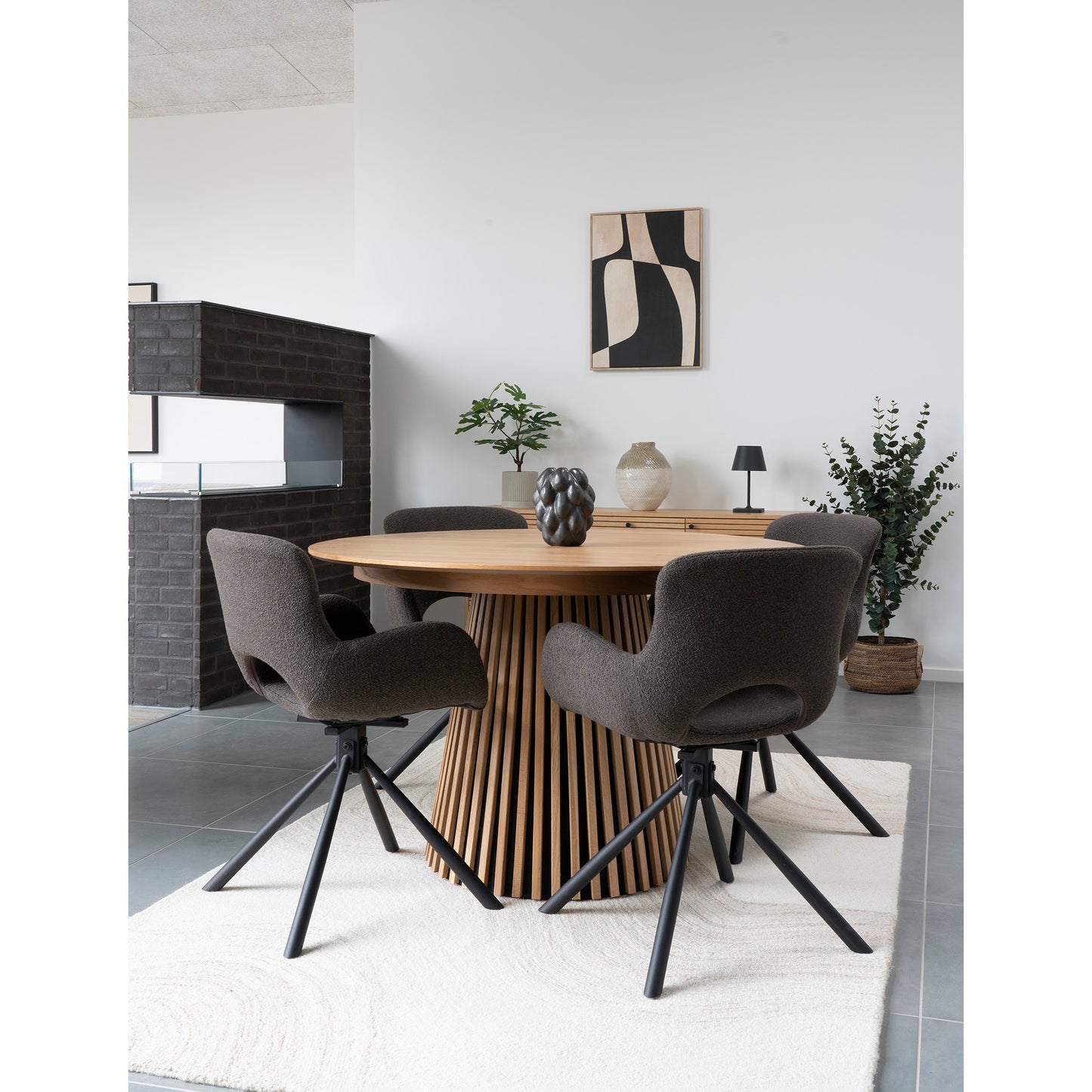 Vase i svart steintøy