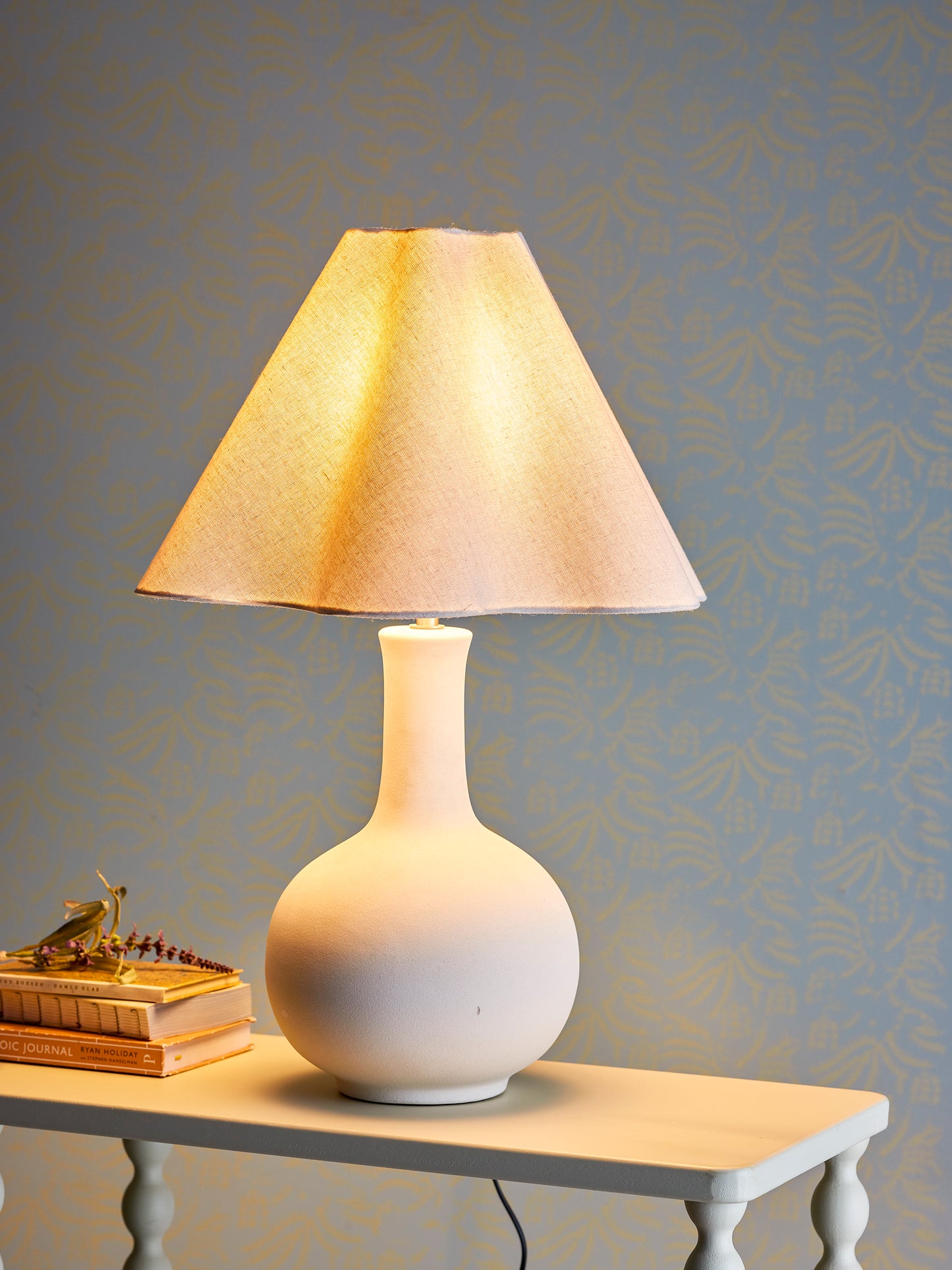 Livia Bordlampe, Hvit, Steingods